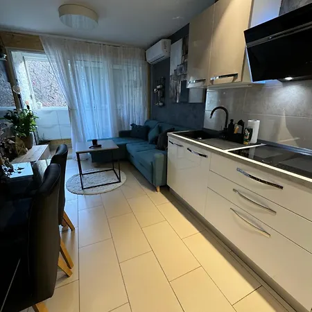 Astra With Private Parking * سبليت