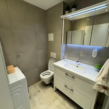 Apartment Astra With Private Parking *