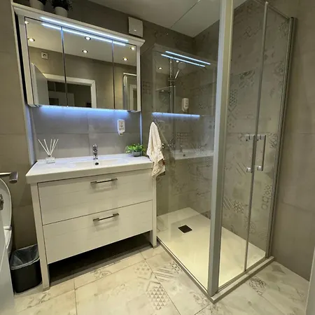 Apartment Astra With Private Parking *